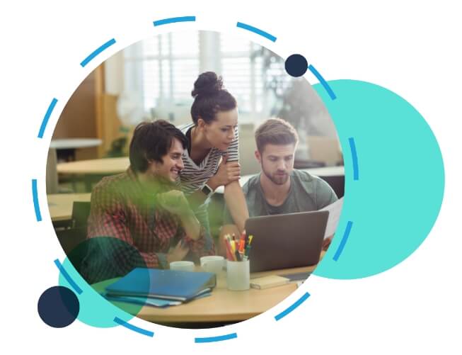 Equipo de personas trabajando en oficina